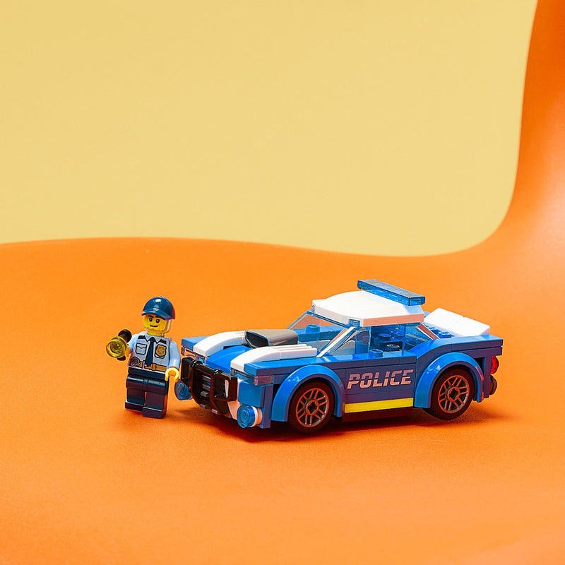 Afbeelding laden in galerijviewer, Lego ® city politiewagen 60312 bouwset voor kinderen vanaf 5 jaar; inclusief een minifiguur van een politieagent met een zaklamp en politiepet (94 onderdelen)
