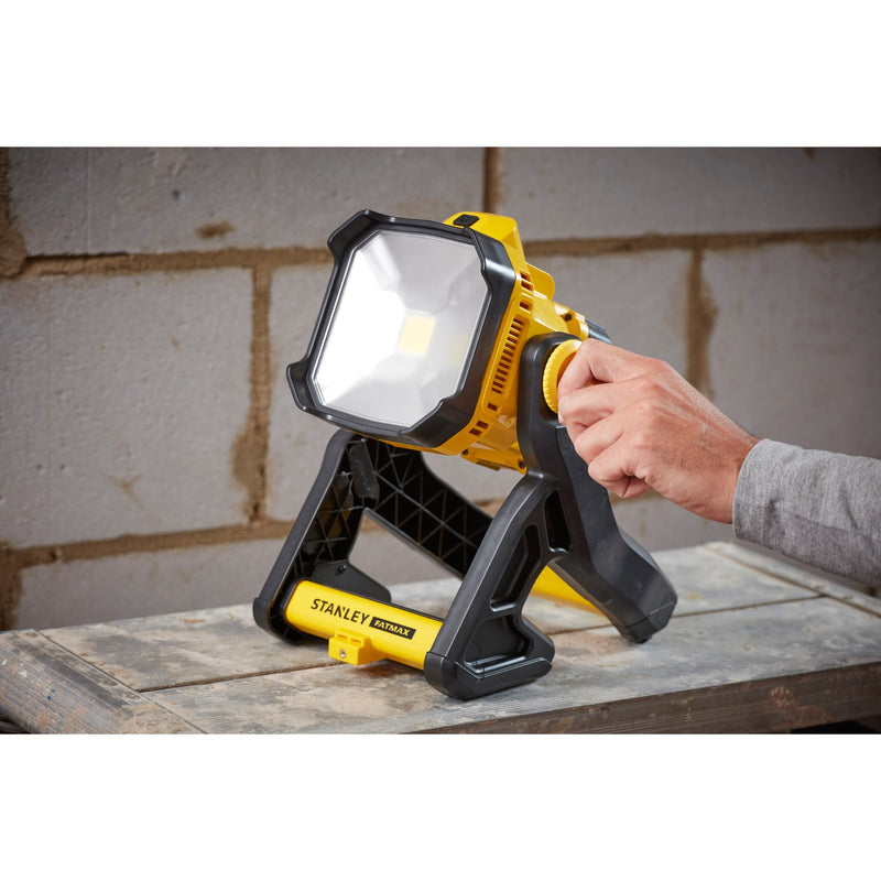 Load image into Gallery viewer, Stanley fatmax v20 18v werklamp (geel zwart, accu en oplader niet inbegrepen)
