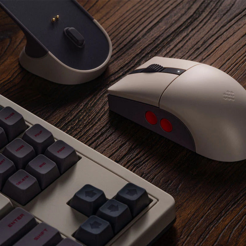 Laden Sie das Bild in Galerie -Viewer, 8bitdo retro r8 mouse - n edition (grijs rood, 50 - 26000 dpi, bluetooth usb-c 2.4 ghz)
