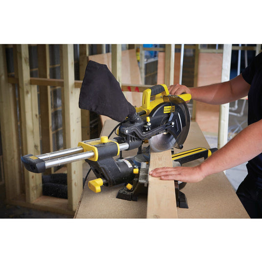 Stanley 1500w 216mm afkort- en verstekzaag met zaagtafel (geel zwart)