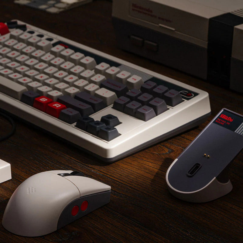 Laden Sie das Bild in Galerie -Viewer, 8bitdo retro r8 mouse - n edition (grijs rood, 50 - 26000 dpi, bluetooth usb-c 2.4 ghz)

