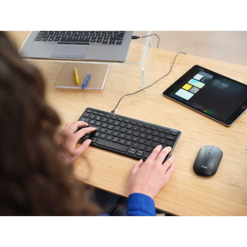Load image into Gallery viewer, Trust lyra compact draadloos toetsenbord (zwart, us lay-out, scissor switches, 2,4 ghz usb, bluetooth, 65%)

