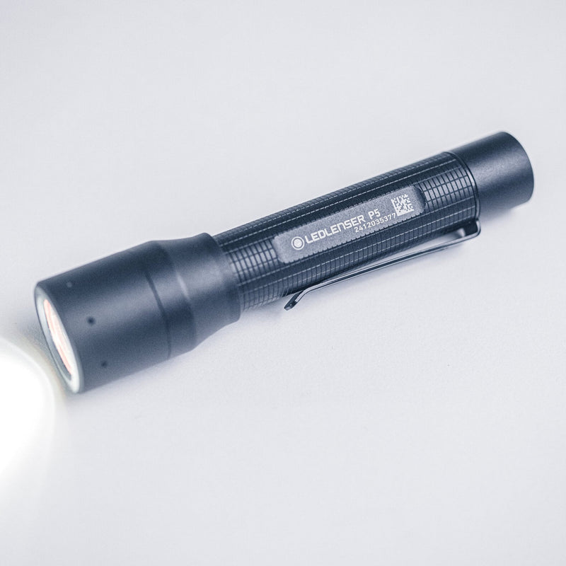 Load image into Gallery viewer, Ledlenser p5 zaklamp (zwart, 200 lm, 6000-7500k)
