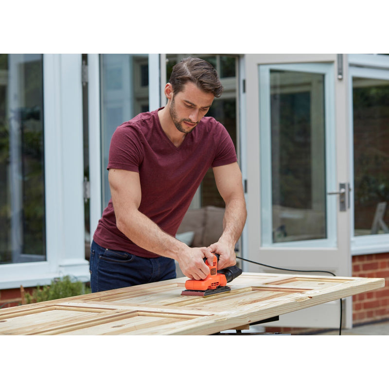 Load image into Gallery viewer, Black+decker 150w 1 3 vel vlakschuurmachine bew220-qs (oranje zwart)
