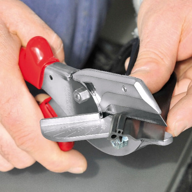 Load image into Gallery viewer, Knipex versteksnijder voor kunststof- en rubberprofielen 94 35 215 kniptang

