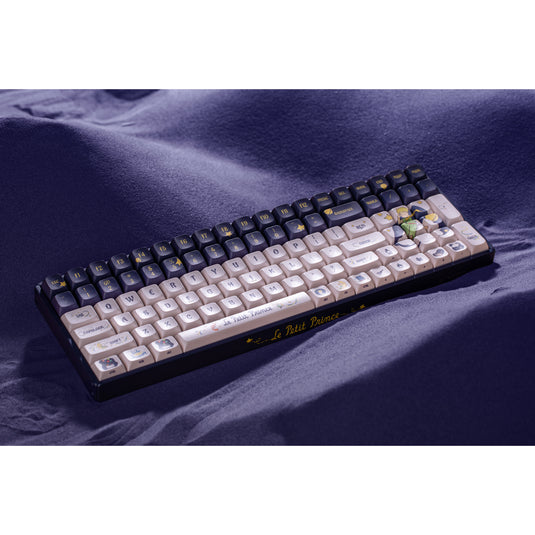 Iqunix f97 starry tryst rgb mechanisch gaming toetsenbord (donkerblauw, us lay-out (qwerty), iqunix little prince, 96%, rgb leds, hot-swappable, pbt, 2.4ghz | bluetooth 5.1 | usb-c)