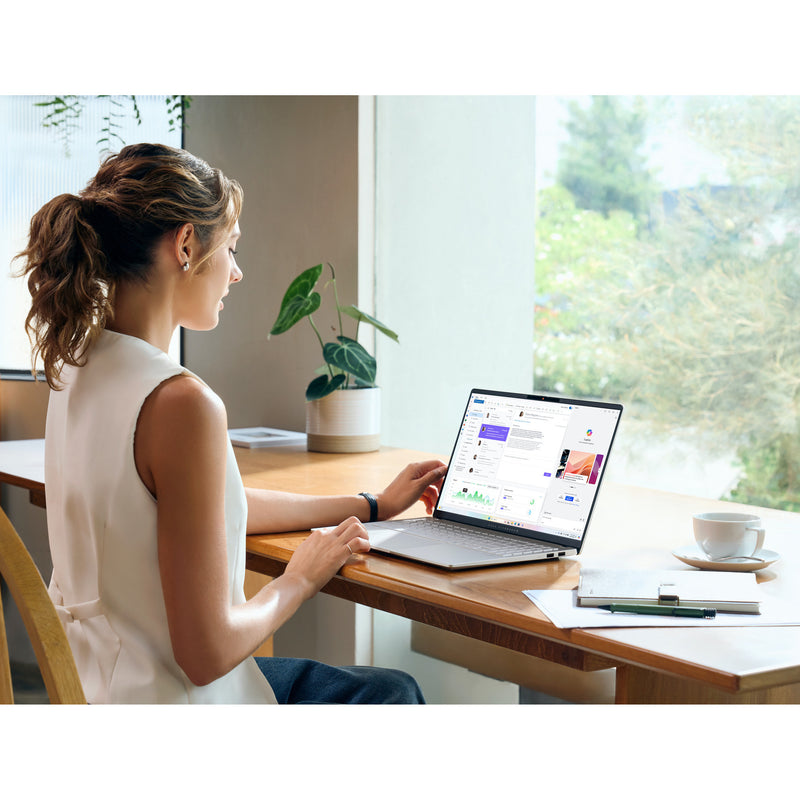 Afbeelding laden in galerijviewer, Asus vivobook s 15 oled s5507qa-ma006w 15.6 copilot+ pc laptop (zilver | snapdragon x elite x1e-78-100 | qualcomm adreno | 16 gb | 1 tb ssd | 120 hz)
