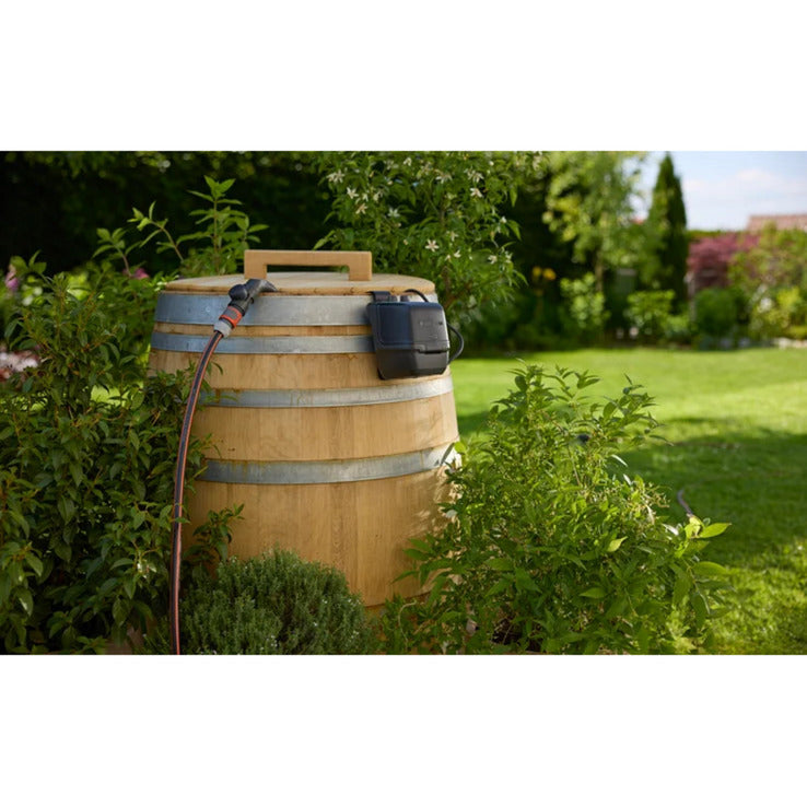 Load image into Gallery viewer, Gardena accu regentonpomp 2400 comfortautomatic 18v p4a gebruiksklare set incl. accu en oplader (donkergrijs zwart, 14605-20 | pomp | accu | oplader | buis en aansluiting)
