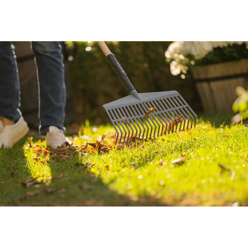 Load image into Gallery viewer, Gardena pureline grashark fsc 100% (grijs houtkleur, 17305-20)
