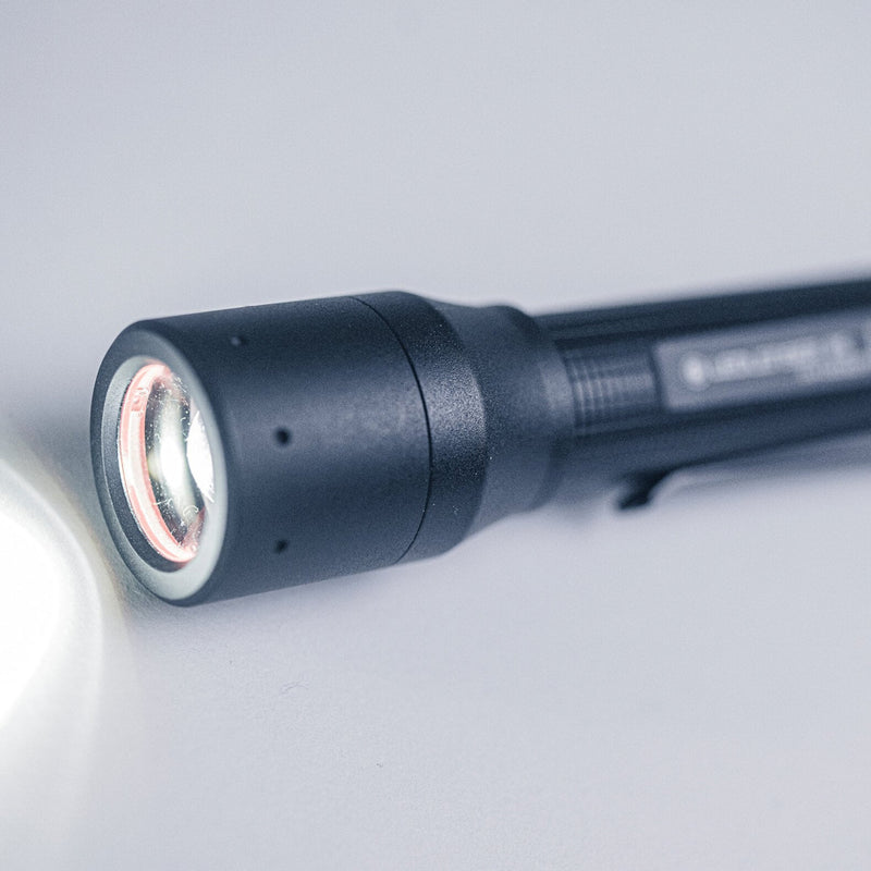 Load image into Gallery viewer, Ledlenser p5 zaklamp (zwart, 200 lm, 6000-7500k)
