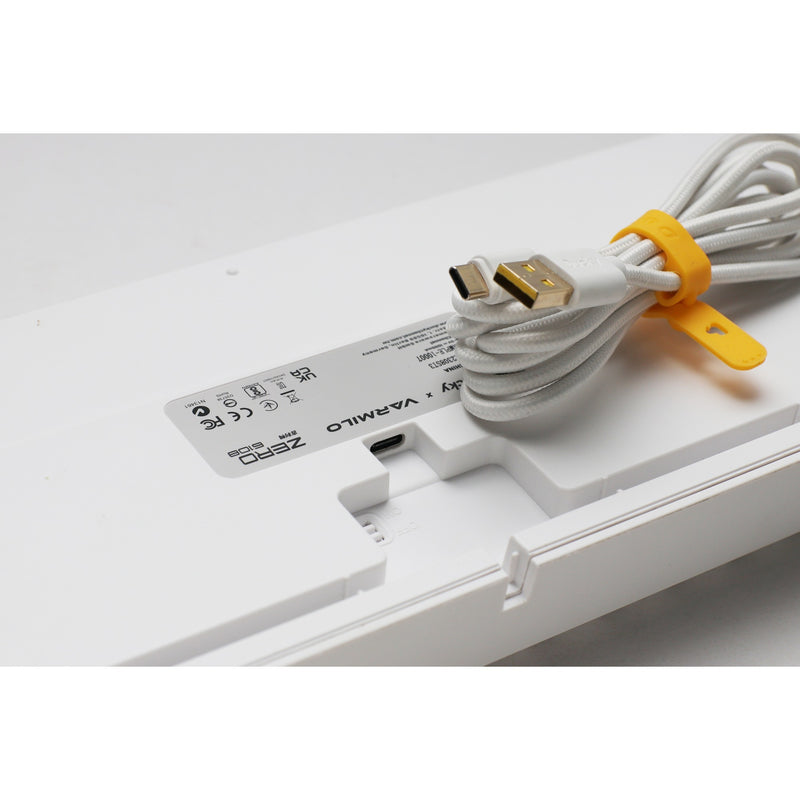Load image into Gallery viewer, Ducky zero 6108 pure white, gaming toetsenbord (wit, us lay-out, cherry mx2a brown, rgb leds, double-shot pbt, hot swap, 2.4ghz | bluetooth | usb-c)
