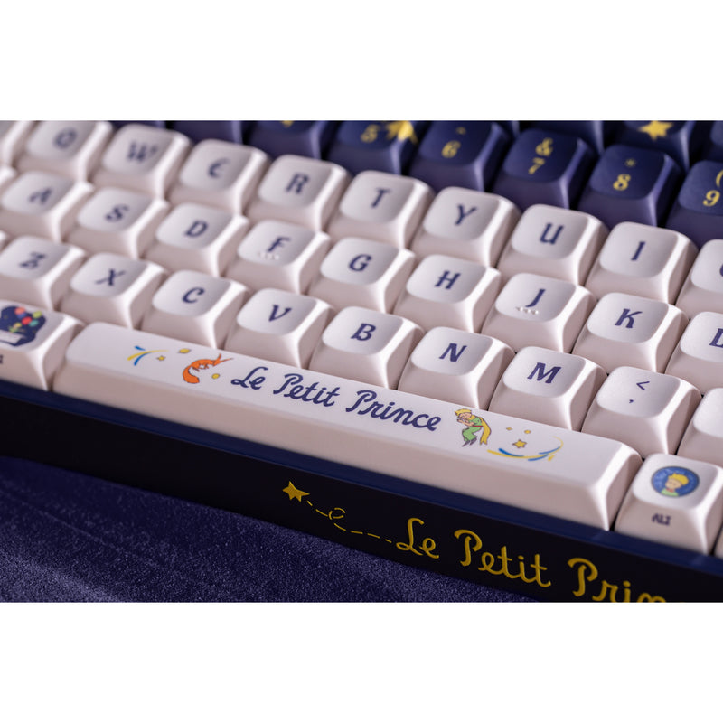 Load image into Gallery viewer, Iqunix f97 starry tryst rgb mechanisch gaming toetsenbord (donkerblauw, us lay-out (qwerty), iqunix little prince, 96%, rgb leds, hot-swappable, pbt, 2.4ghz | bluetooth 5.1 | usb-c)
