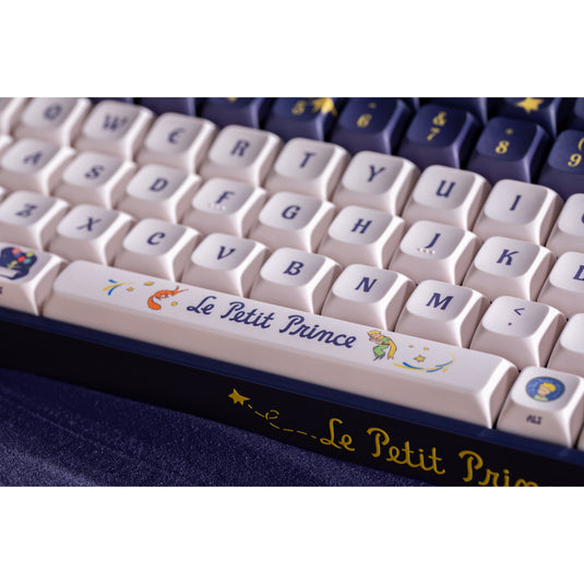 Iqunix f97 starry tryst rgb mechanisch gaming toetsenbord (donkerblauw, us lay-out (qwerty), iqunix little prince, 96%, rgb leds, hot-swappable, pbt, 2.4ghz | bluetooth 5.1 | usb-c)