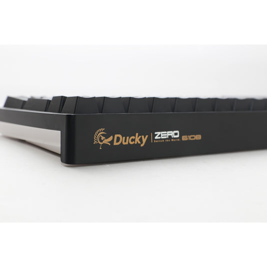 Ducky zero 6108 classic black rgb mechanisch gaming toetsenbord (zwart, us lay-out (qwerty), cherry mx2a brown, 100%, rgb leds, double-shot pbt, hot swap, 2.4ghz | bluetooth | usb-c)
