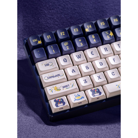 Iqunix f97 starry tryst rgb mechanisch gaming toetsenbord (donkerblauw, us lay-out (qwerty), iqunix little prince, 96%, rgb leds, hot-swappable, pbt, 2.4ghz | bluetooth 5.1 | usb-c)
