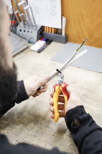Afbeelding laden in galerijviewer, Wiha zijkniptang professional electric met dynamicjoint® | 160mm 6 1 2 | blisterverpakking - 43458 - 43458
