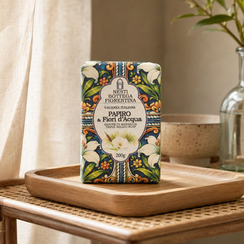 Afbeelding laden in galerijviewer, Nesti bottega fiorentina papiro fiori d'aqua zeep 200gr.
