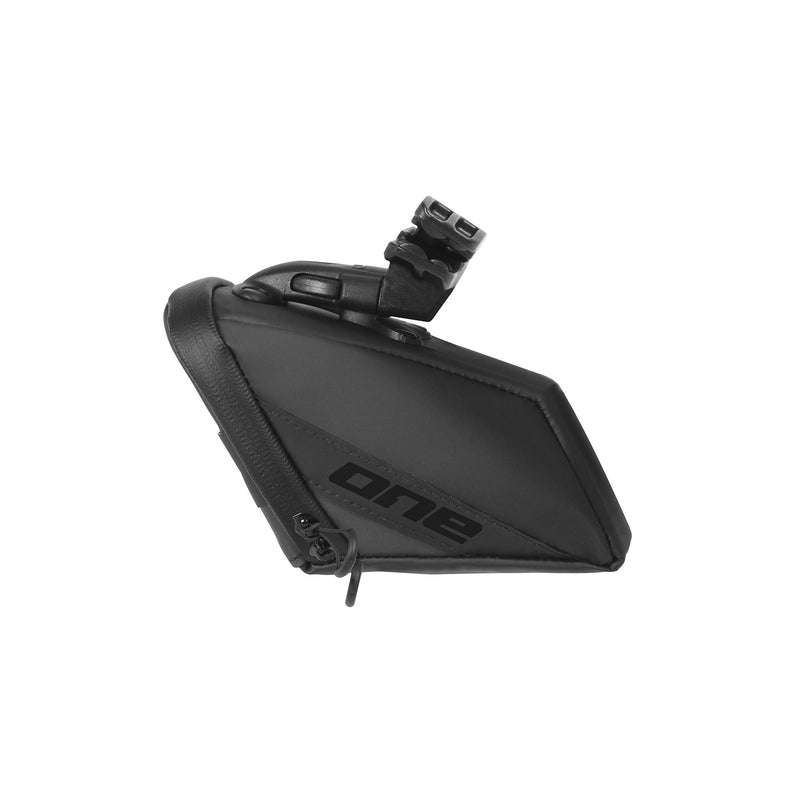 Load image into Gallery viewer, ONE One zadeltas 50 M (500ml) met quickrelease zwart
