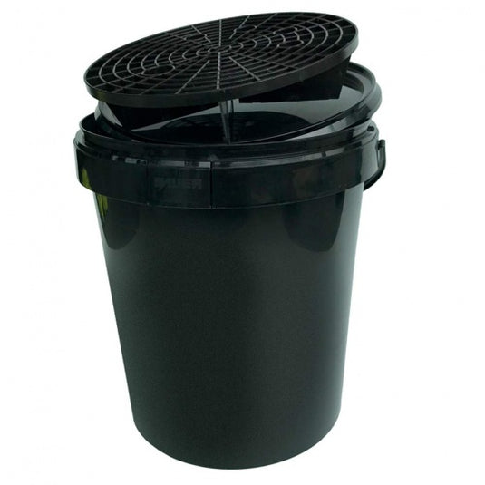 Voodoo ride Emmer met deksel en grid 15 liter zwart